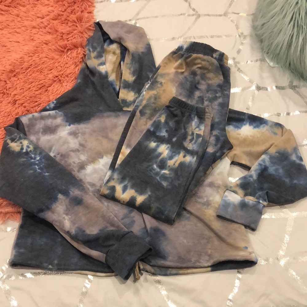 Women’s pant size XL (runs small) and top size L